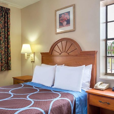 Americana Inn & Suites Lake Magdalene المظهر الخارجي الصورة