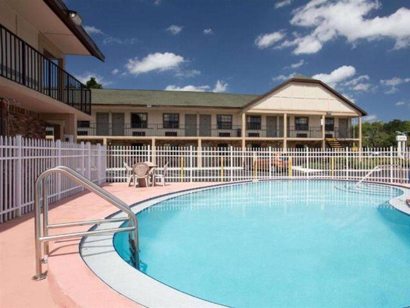 Americana Inn & Suites Lake Magdalene المظهر الخارجي الصورة
