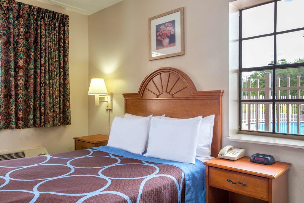 Americana Inn & Suites Lake Magdalene المظهر الخارجي الصورة