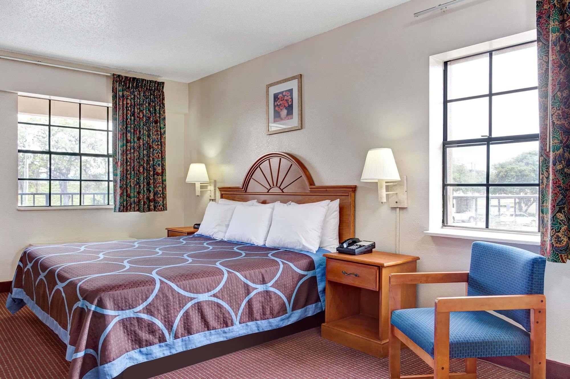 Americana Inn & Suites Lake Magdalene المظهر الخارجي الصورة
