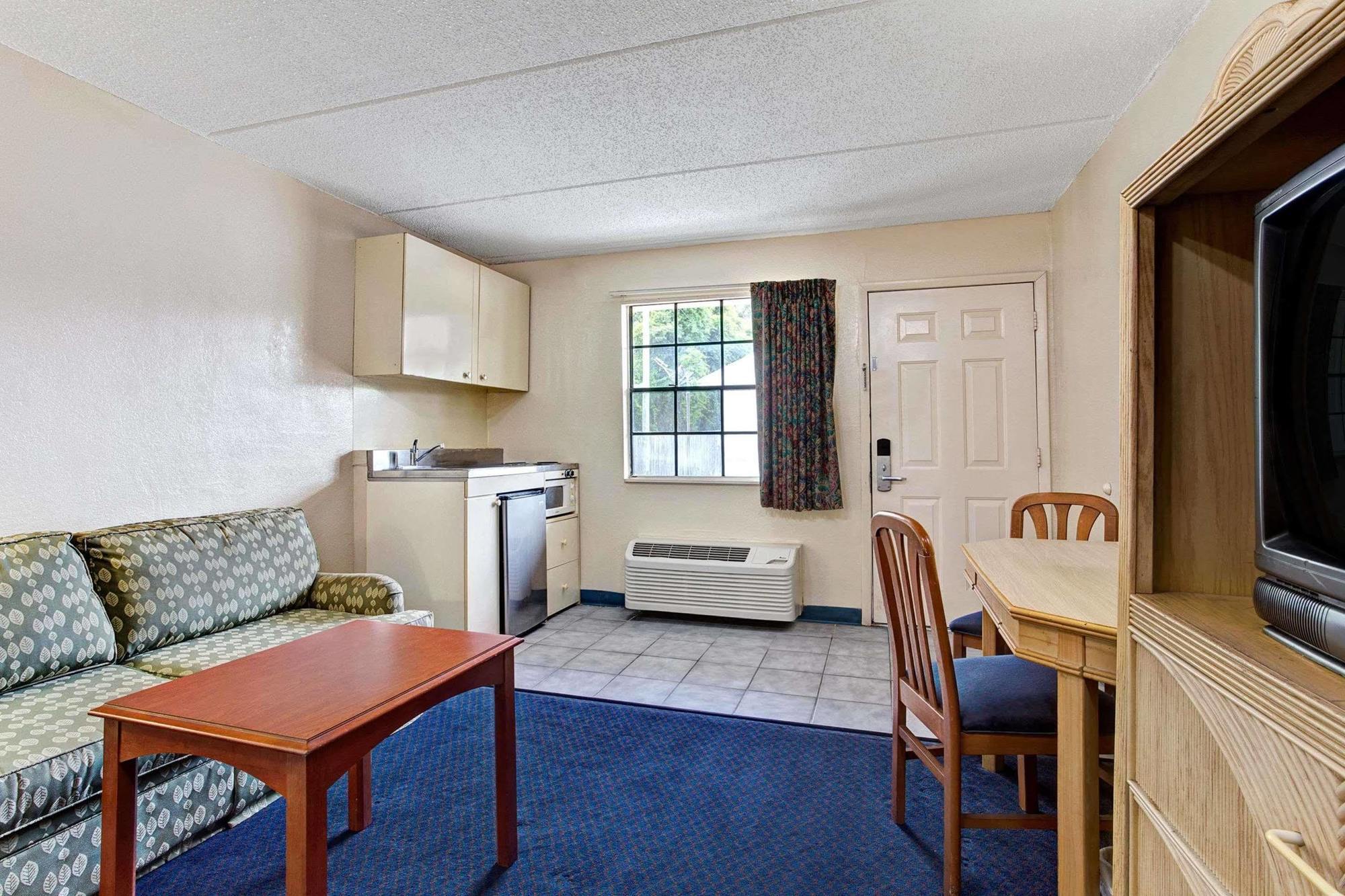 Americana Inn & Suites Lake Magdalene المظهر الخارجي الصورة
